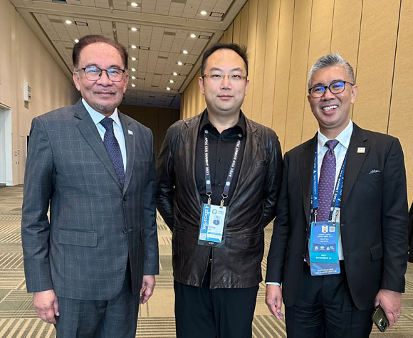 馬來西亞首相安華（左一）、APEC籌委會(huì)聯(lián)合主席徐鵬（中）、馬來西亞商務(wù)部長(zhǎng)TENGKU ZAFRUL TENGKU ABDUL AZIZ（右一）